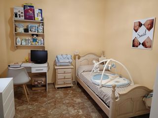 Habitación juvenil cama y mesita de noche