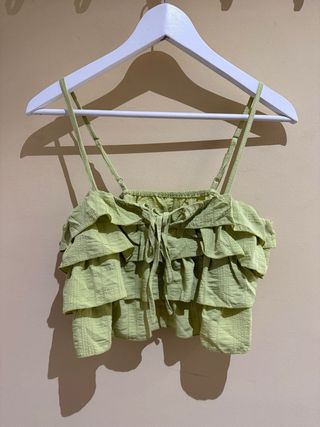 Top verde con volantes