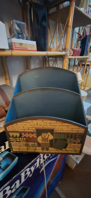 Revistero de madera y ratán