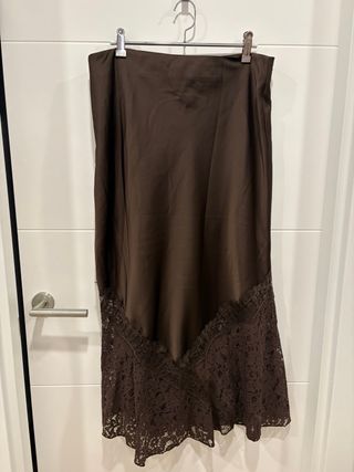 Falda larga marrón con encaje