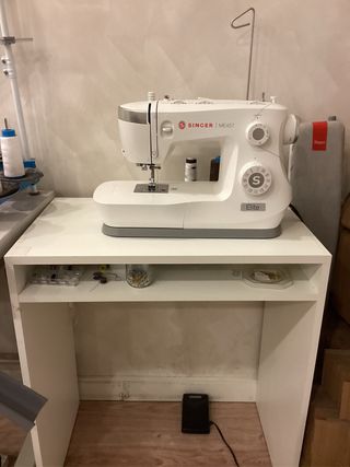 Máquina de coser Singer ME457 con mesa