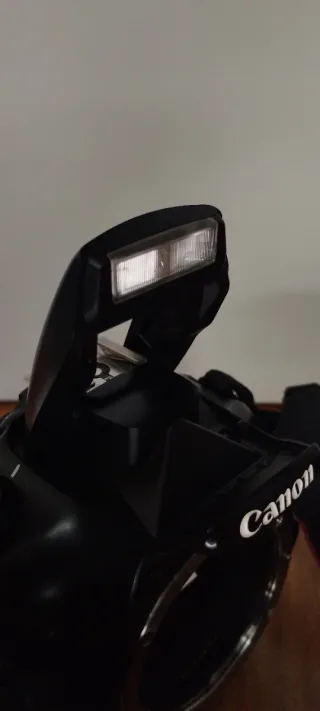 Canon EOS 1100D + 3 Baterías y base de carga doble