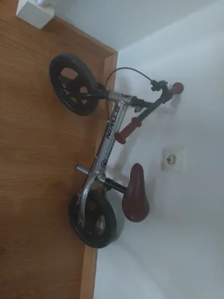 Bicicleta infantil sin pedales y con freno trasero