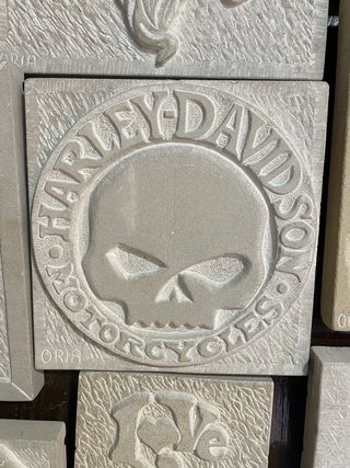 Talla en piedra Harley Davidson calavera