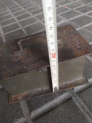 Caja de hierro antigua hecha a mano