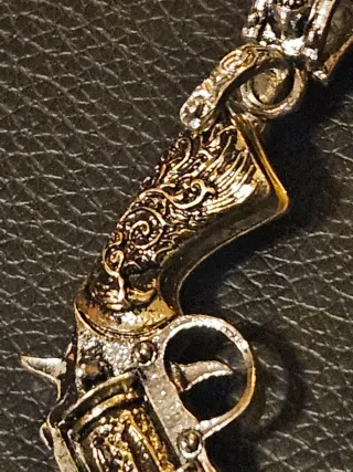 Colgante Revólver Chapado Oro y Plata