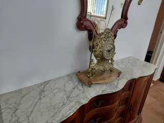 Aparador de madera con encimera de mármol