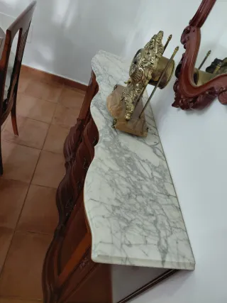 Aparador de madera con encimera de mármol