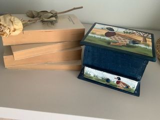 Caja antigua decorada con patos