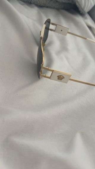 Gafas de sol Versace doradas y blancas NegoNegoc