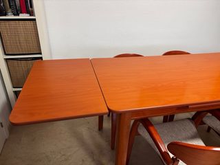 Mesa de comedor con 4 sillas