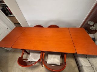 Mesa de comedor con 4 sillas