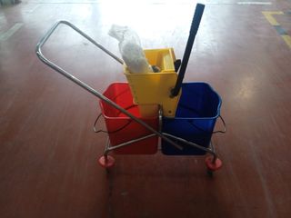 Carro de limpieza con cubos