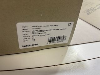 Zapatillas con estrella sin estrenar.