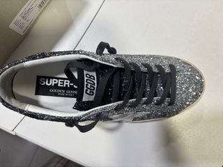 Zapatillas con estrella sin estrenar.