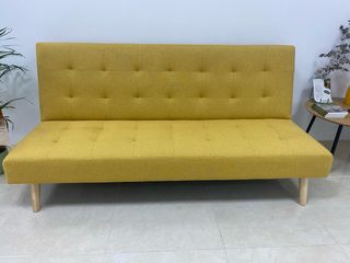 Sofá cama amarillo de tela