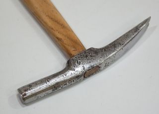 ANTIGUO MARTILLO DE TAPICERO.