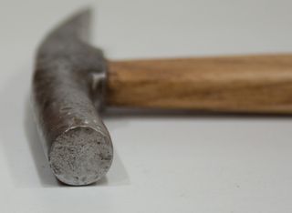 ANTIGUO MARTILLO DE TAPICERO.