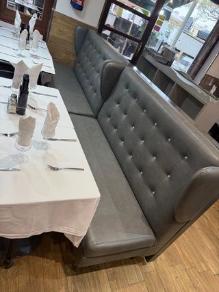 Mobiliario de Restaurante: Mesas y Sillas con Sofa