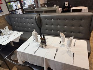 Mobiliario de Restaurante: Mesas y Sillas con Sofa