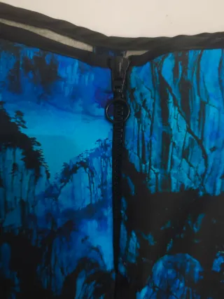 Falda estampada azul y negra