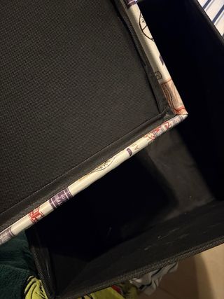 Caja amplia decorativa con diseño de sellos