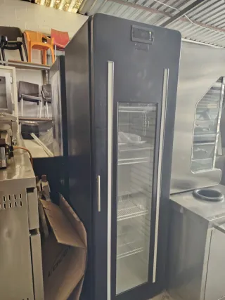 Nevera Vertical Negra Puerta Cristal