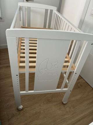 Cuna de bebé blanca casi nueva