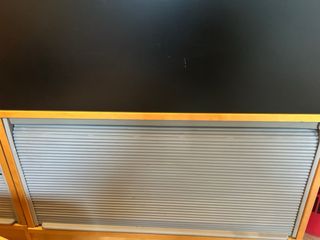 Mueble archivador negro y marrón