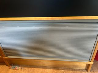 Mueble archivador negro y marrón