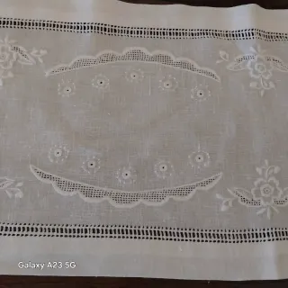 Pano de mesa bordado branco
