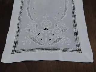 Pano de mesa bordado branco