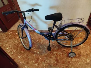 Bicicleta niña con ruedines morada