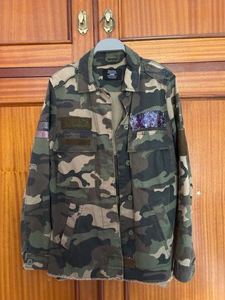 Chaqueta Camuflaje Bershka Talla XS
