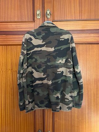 Chaqueta Camuflaje Bershka Talla XS