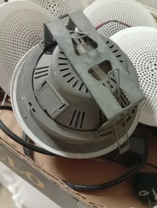 Altavoces de techo blancos