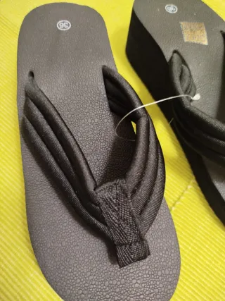 Precintadas. Chanclas plataforma