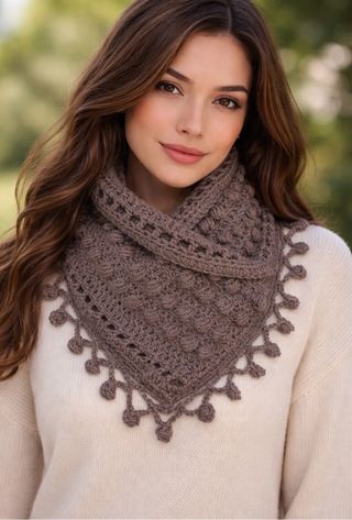 Scaldacollo lavorato a mano all'uncinetto