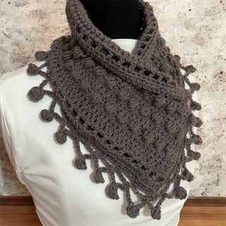 Scaldacollo lavorato a mano all'uncinetto