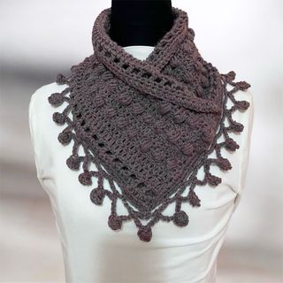 Scaldacollo lavorato a mano all'uncinetto