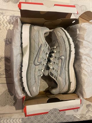 Nike P6000 grises y blancas