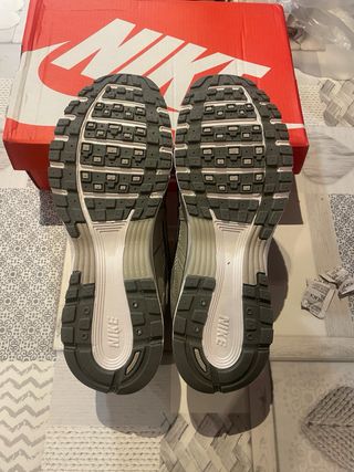 Nike P6000 grises y blancas