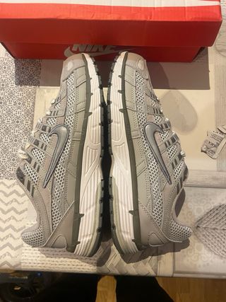 Nike P6000 grises y blancas