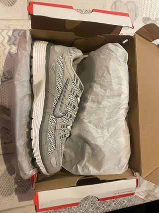 Nike P6000 grises y blancas