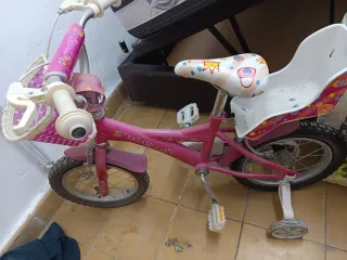Bicicleta infantil rosa con ruedines