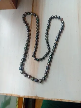 Bonito collar de  81 perlas negras cultivadas