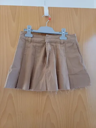 Falda marrón con tablas