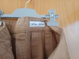 Falda marrón con tablas