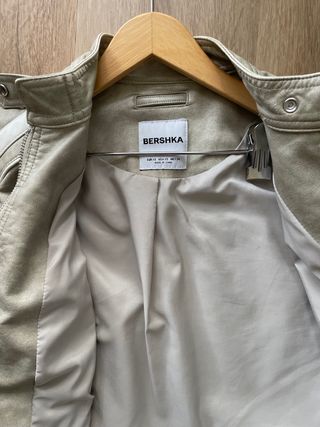 Cazadora BERSHKA color beige piedra con cremallera
