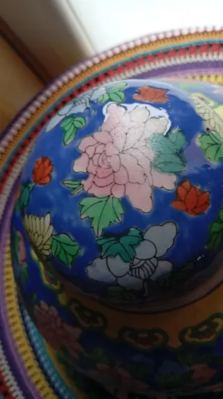 Jarrón de cerámica azul y multicolor